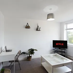 Spacious Close To Centre Location Apartment