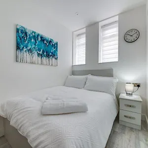 Superior Compact Studio Close To Amenities Apartment